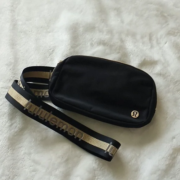 Lululemon gold logo crossbody belr bag - Picture 1 of 10